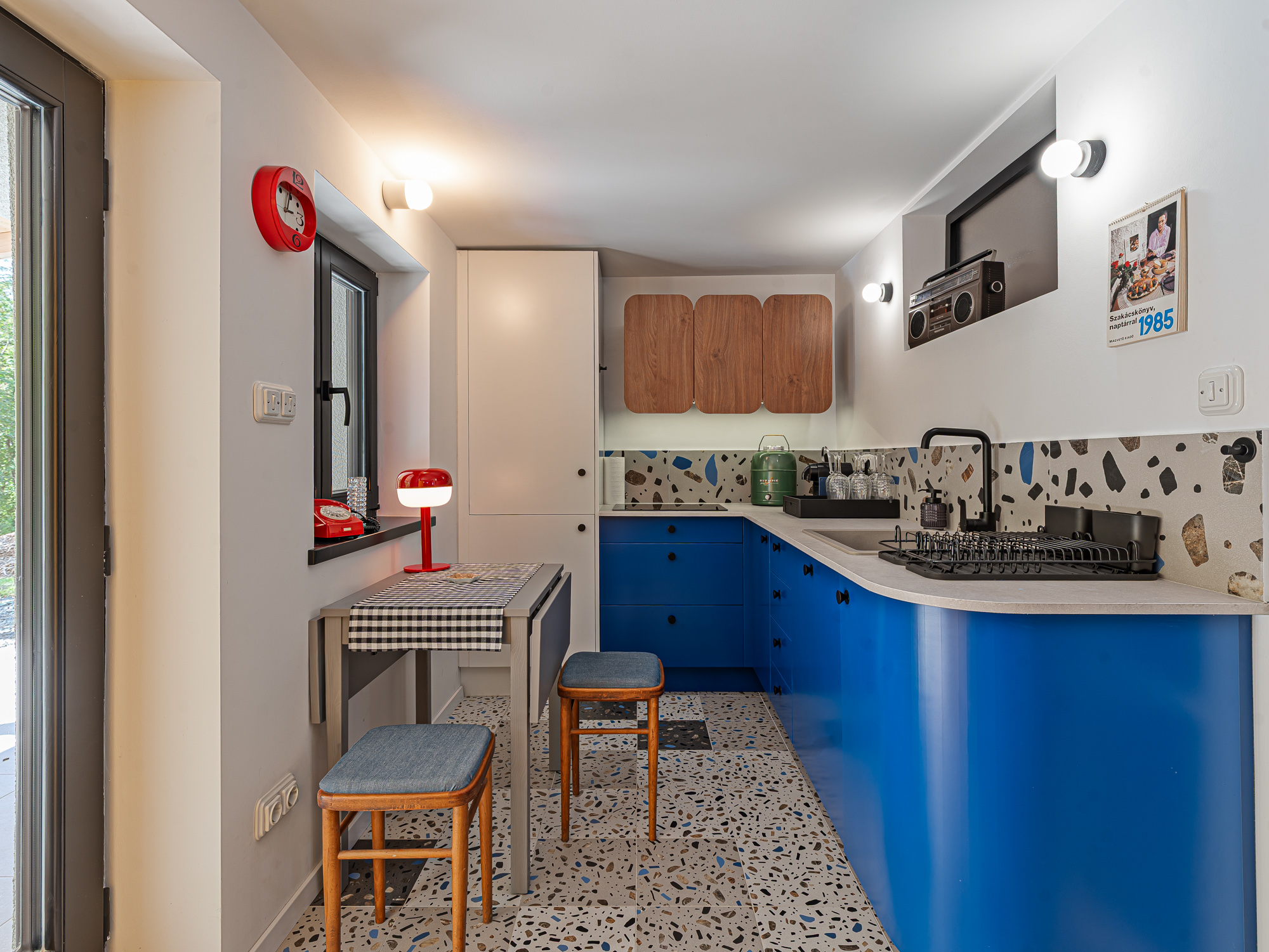 Retro House  -  3